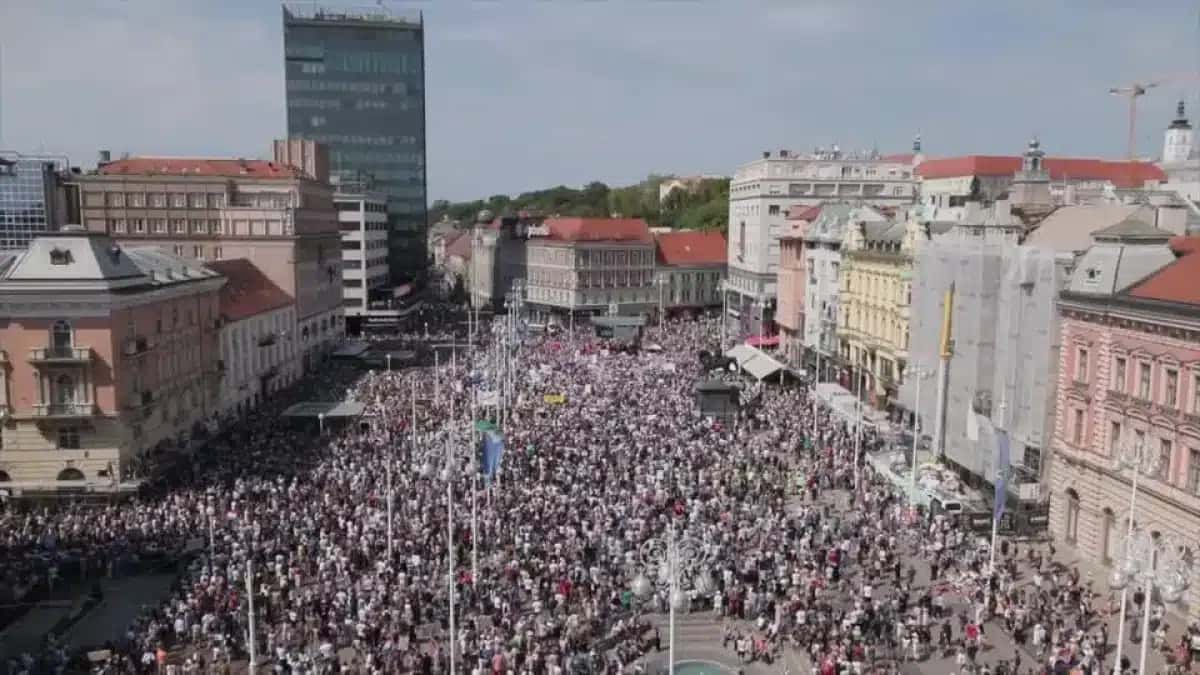 Dezenas de milhares de manifestantes na praça central de Zagreb, na Croácia