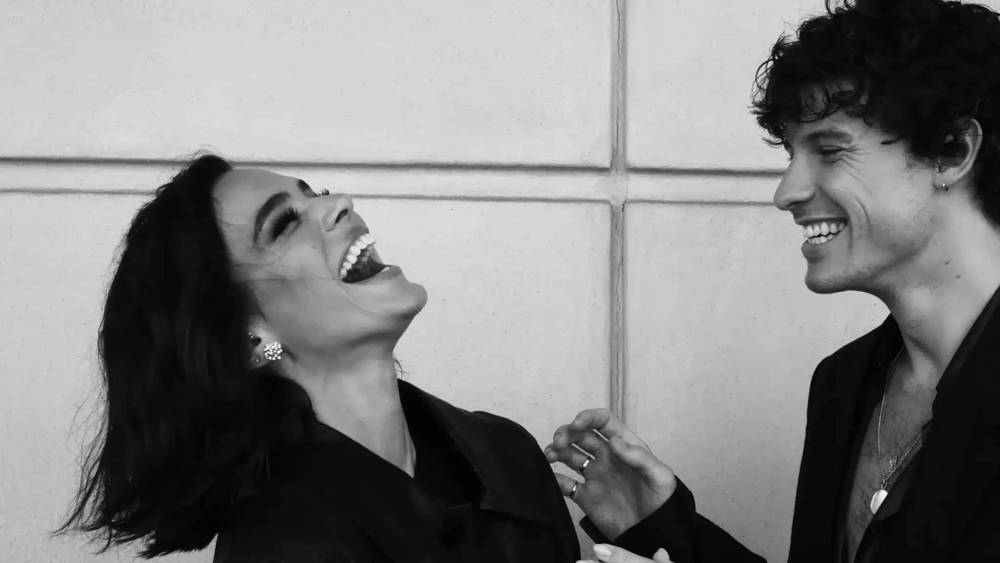 Shawn Mendes e Bruna Marquezine nos bastidores do desfile da Gucci.