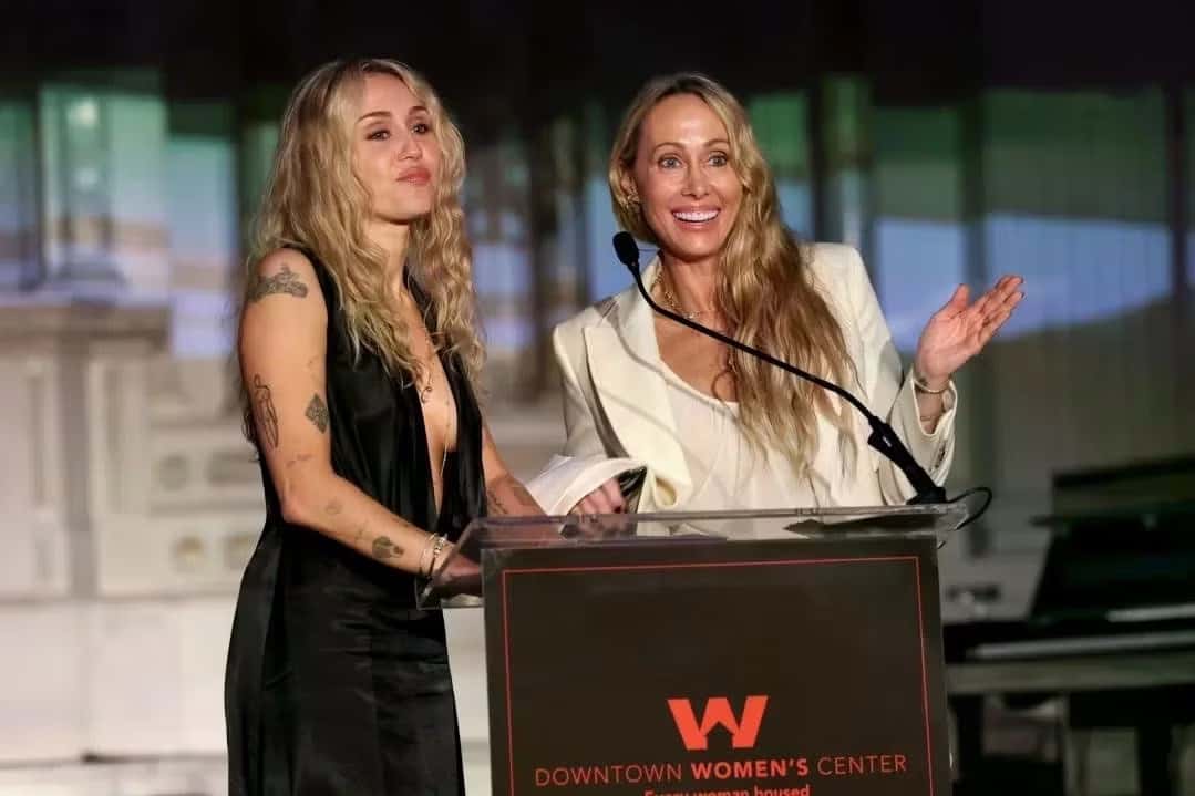 Miley Cyrus e Tish Cyrus fazem doação para “Downtown Women’s Center”