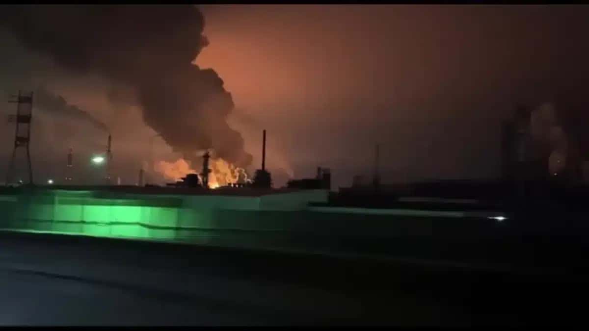 Imagens de testemunhas oculares filmadas de um veículo em movimento mostram uma refinaria de petróleo em Ryazan, na Rússia, em chamas após um suposto ataque aéreo em janeiro de 2025.