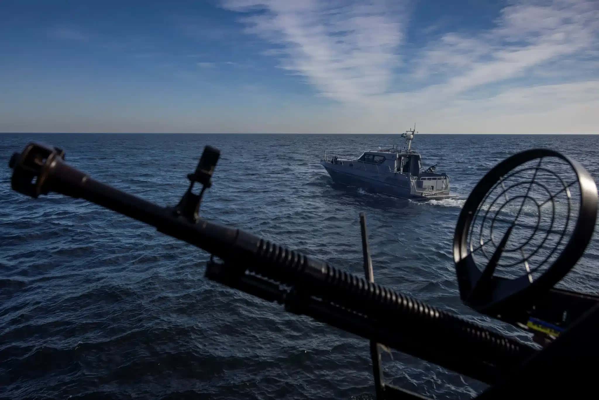 Barcos de patrulha da Guarda Costeira da Ucrânia navegam no Mar Negro, 2025.