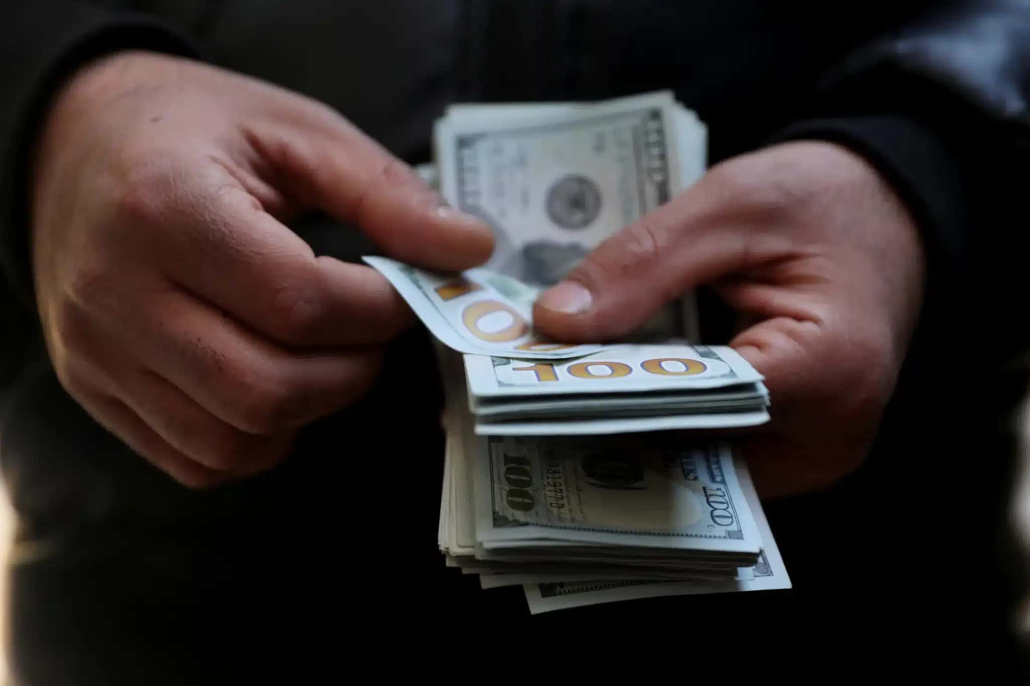 Notas de dólar - 20/12/2025 | Foto: Majid Asgaripour/WANA – Agência de Notícias da Ásia Ocidental – via REUTERS