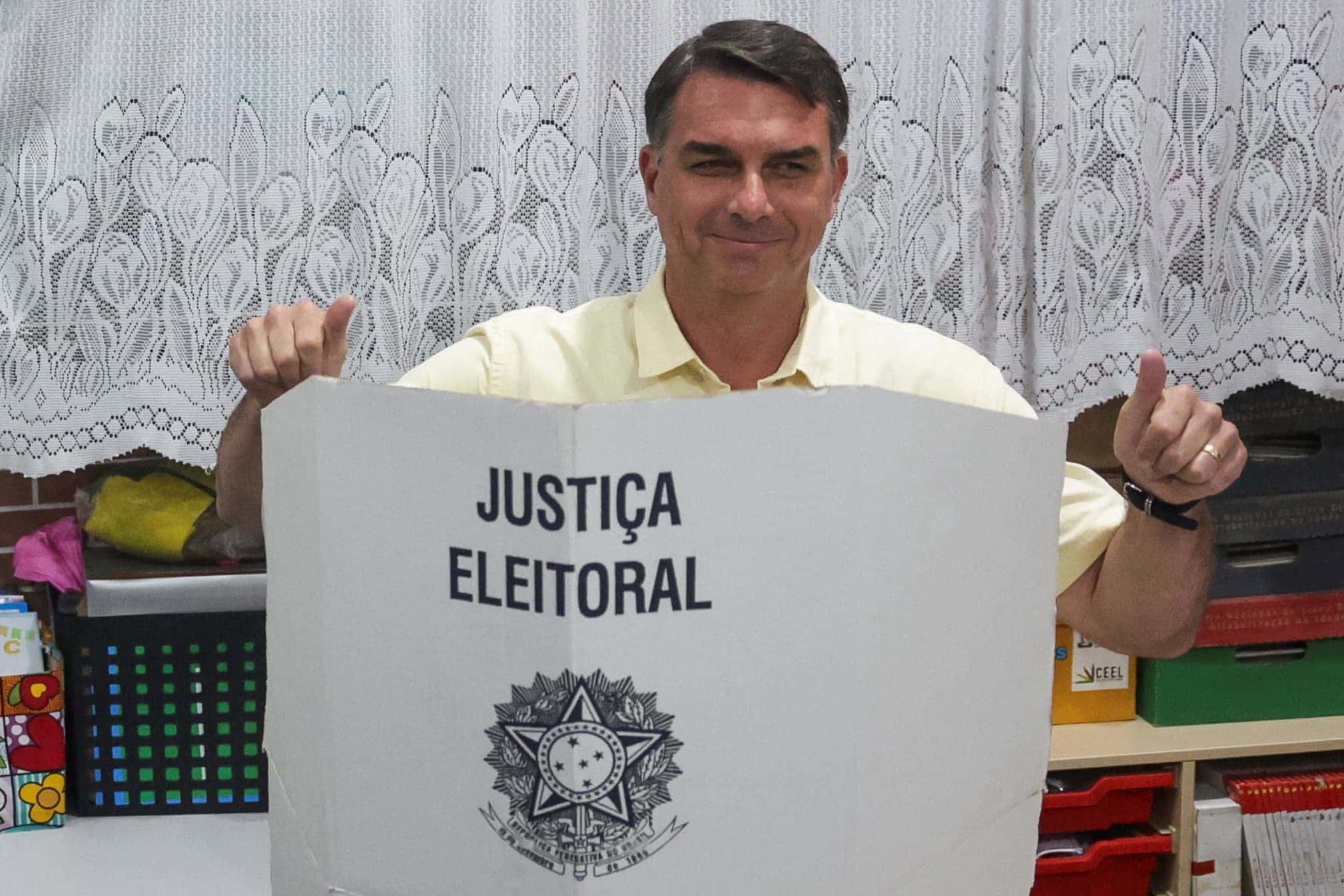 Flávio Bolsonaro vota na eleição geral do Brasil, no Rio de Janeiro, 4 de outubro de 2026. REUTERS/Ricardo Moraes | Foto: Reprodução/Money Times