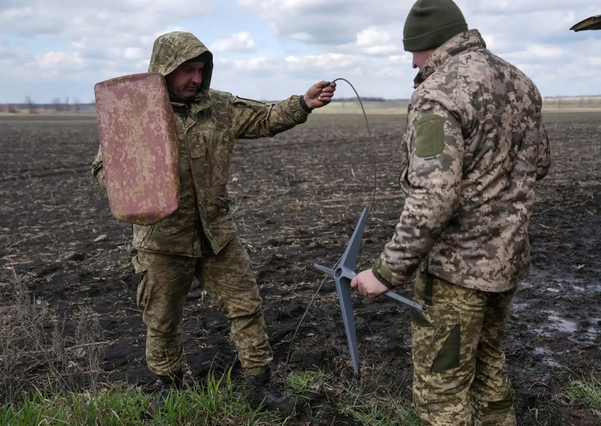 Militares da 68ª Brigada Jaeger Autônoma “Oleksa Dovbush” das Forças Armadas da Ucrânia instalam o sistema de internet via satélite Starlink, em meio ao ataque da Rússia à Ucrânia, perto da cidade de Pokrovsk, na linha de frente da região de Donetsk, na Ucrânia, em 10 de abril de 2025. REUTERS/Inna Varenytsia/Foto de arquivo