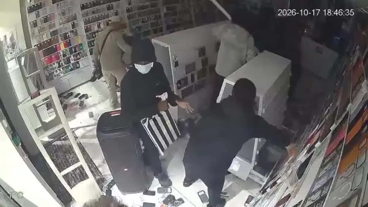 Saqueadores invadindo loja de capas de celulares em Nice, na França