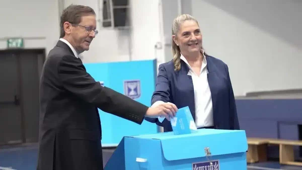 O presidente Herzog vota em uma seção eleitoral de Jerusalém nas eleições de Israel.