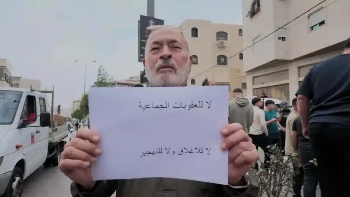 Palestinos protestam contra deslocamentos em cidade da Cisjordânia.