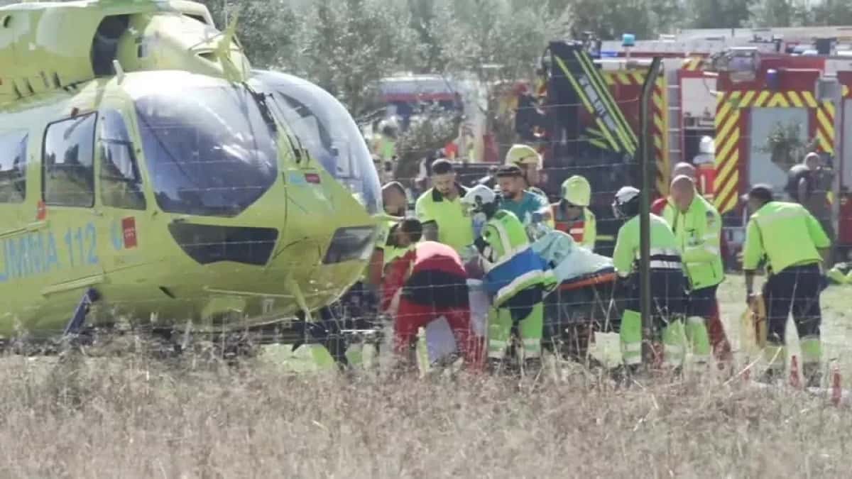 Equipes de emergência espanholas buscam sobreviventes nos escombros de um trem | Foto: Reprodução/CNN Brasil