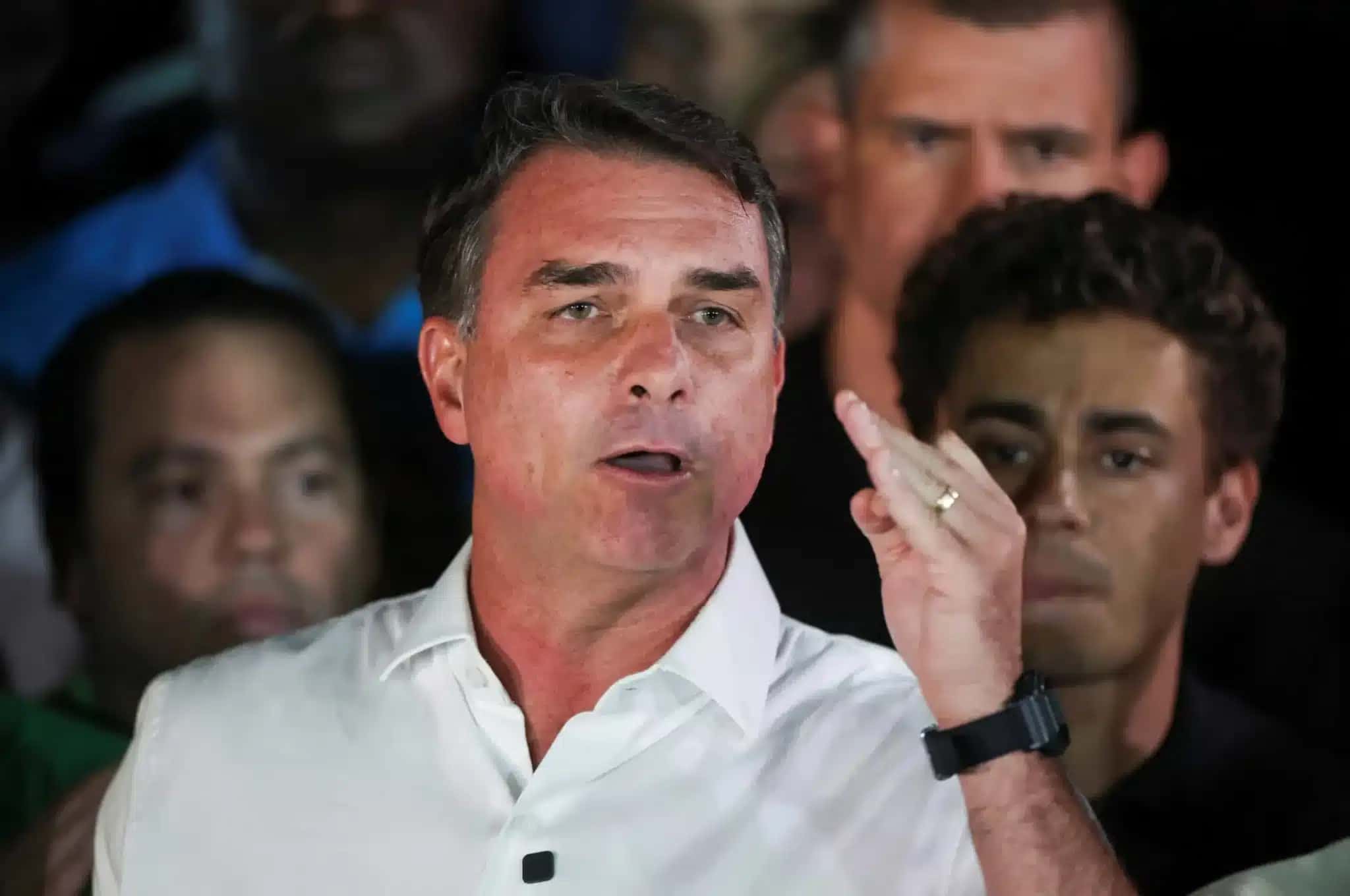 Senador Flávio Bolsonaro discursa em Brasília após ser derrotado no segundo turno da eleição presidencial | Foto: Reprodução/Forbes Brasil
