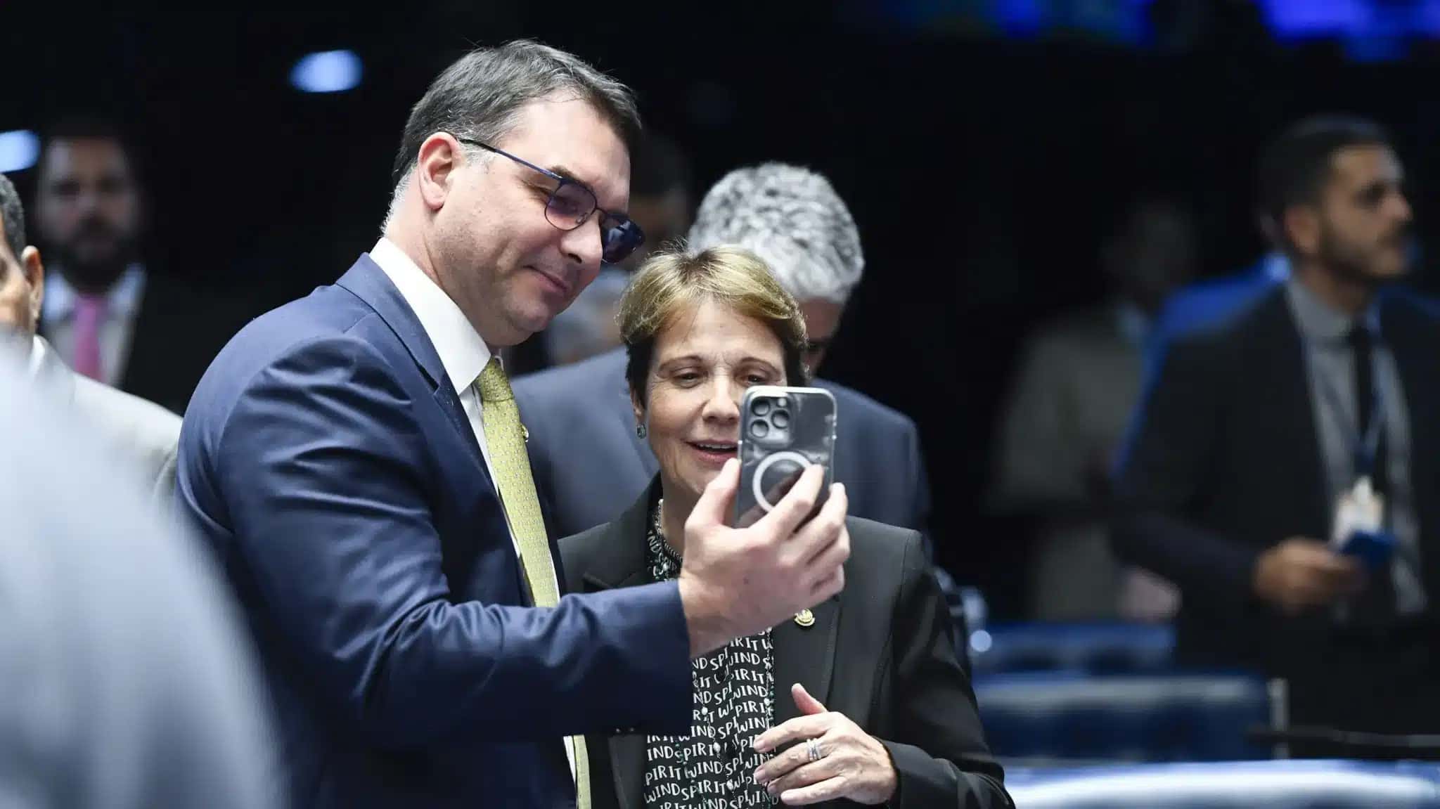 Os senadores Flávio Bolsonaro (PL-RJ) e Tereza Cristina (PP-MS) no Plenário do Senado, em 22 de novembro de 2023 Na ordem do dia, votação em dois turnos da PEC 8/2021 que limita decisões monocráticas (individuais) e pedidos de vista no Supremo Tribunal Federal (STF) e outros tribunais. Também está na pauta, projeto de lei que cria uma política nacional de atendimento a pessoas com câncer no Sistema Único de Saúde (SUS). Bancada: senador Flávio Bolsonaro (PL-RJ); senadora Tereza Cristina (PP-MS). Foto: Roque de Sá/Agência Senado