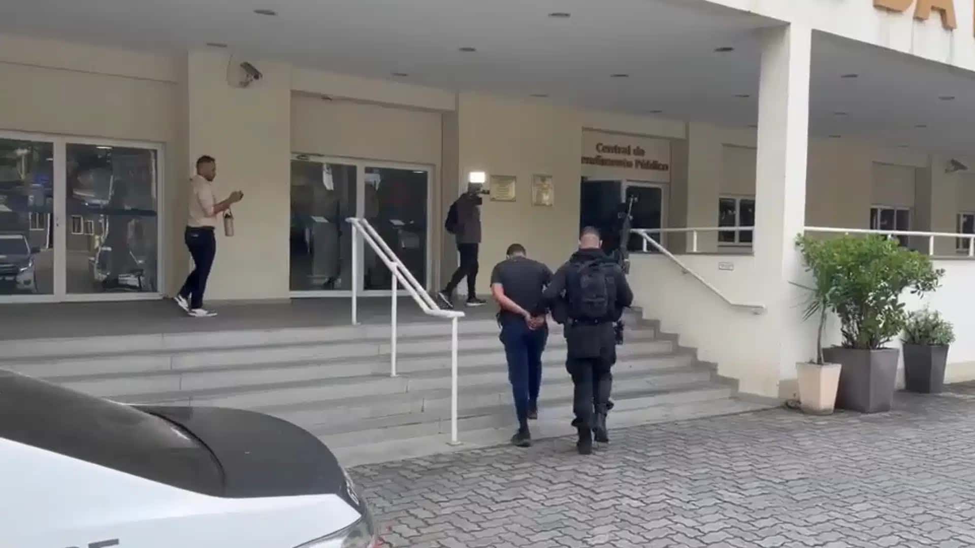 Até o momento, três pessoas foram presas.