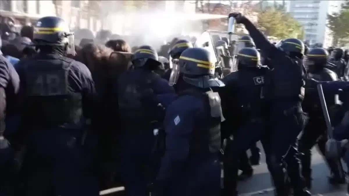 A polícia intervém quando estudantes em protesto bloqueiam as ruas.