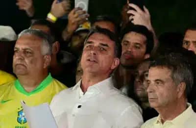 Flávio Bolsonaro: “Direi o que vocês, aí, não podem dizer” ao prometer oposição de fora do país