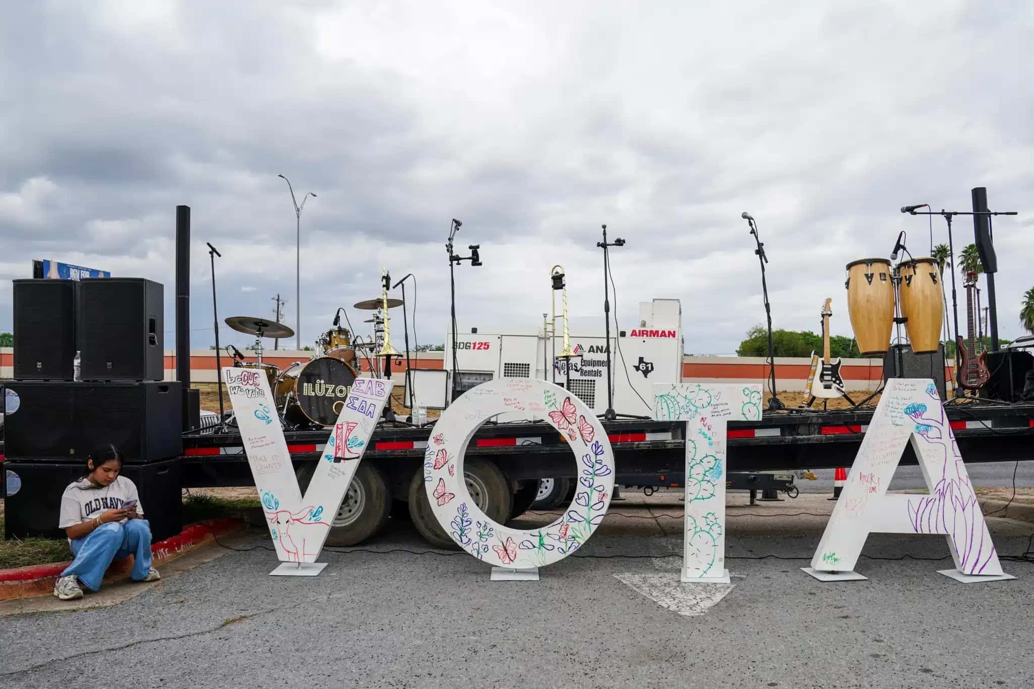 Letreiro incentivando o voto da comunidade latina, no Texas | Foto: AFP