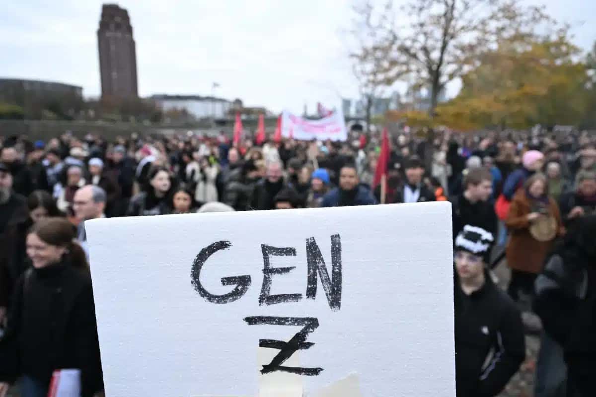 Foto por KIRILL KUDRYAVTSEV / AFP Protesto organizado pelo grupo alemão “GenZ regelt!”, que acusa elites políticas de serem contrárias aos interesses da juventude.