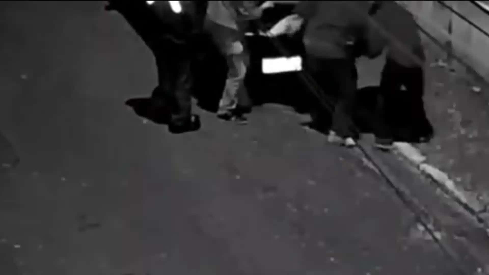 PM identificou o corpo como sendo de um homem de 22 anos e percebeu sinais de violência na vítima.