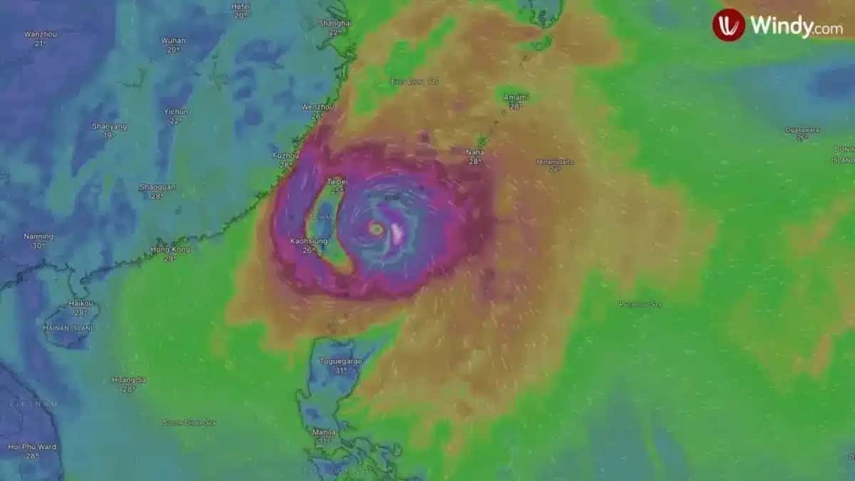 Animação do tufão Champi se aproximando de Taiwan enquanto a maior parte da ilha entra em lockdown.