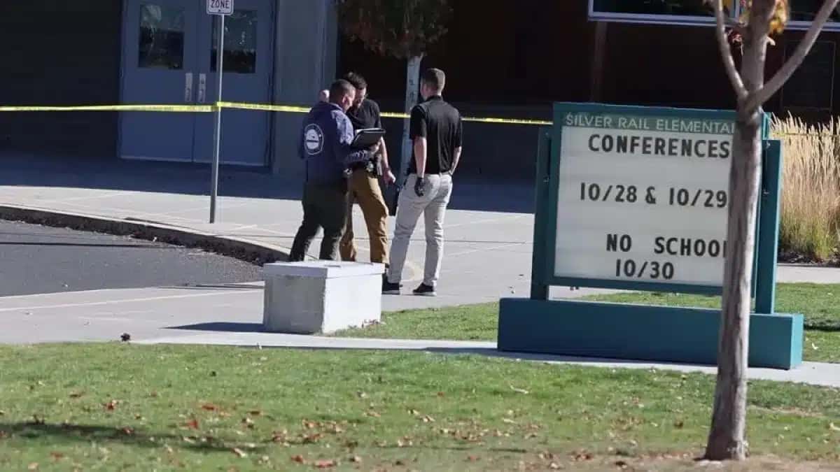 Policiais em frente à Silver Rail Elementary School, na cidade de Bend, no estado norte-americano do Oregon.