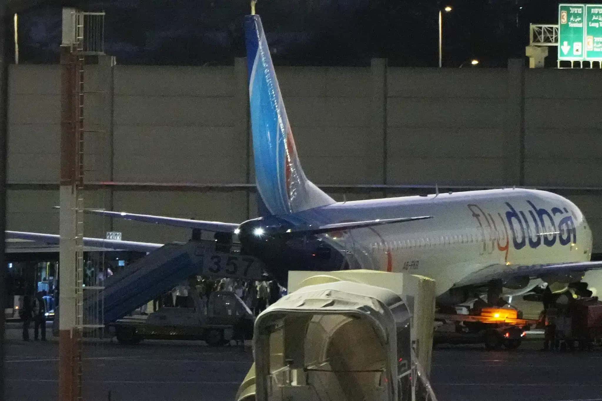 Avião da Flydubai em aeroporto no Oriente Médio