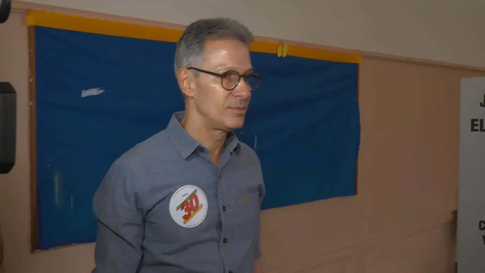 Romeu Zema votando no domingo (4).