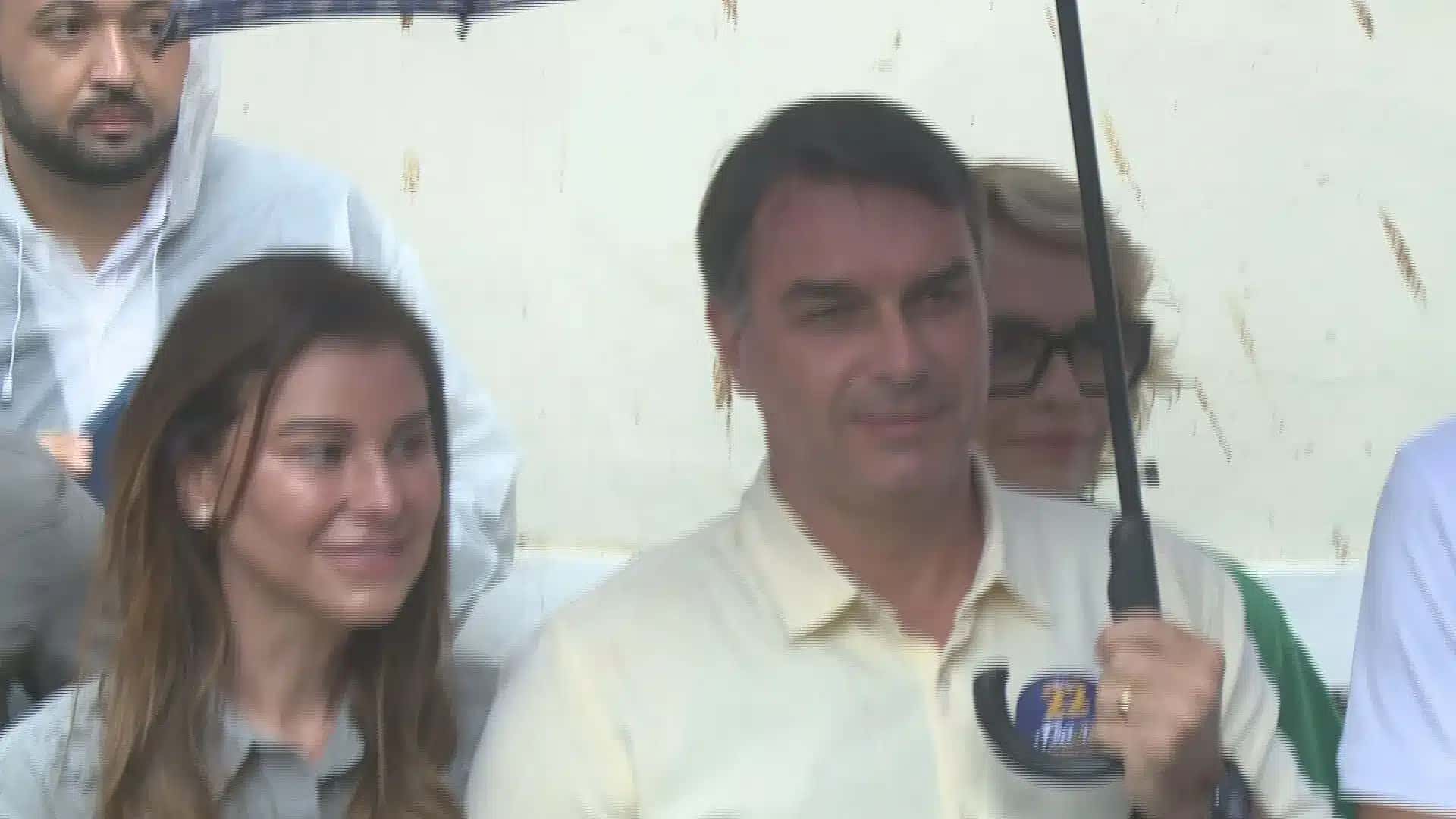 Flávio Bolsonaro após registrar voto neste domingo