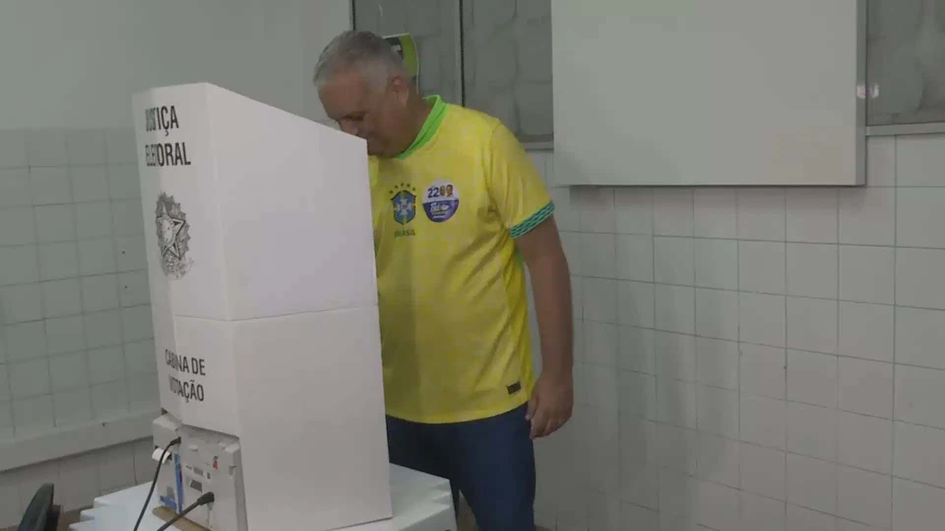 Alfredo Gaspar votando neste domingo (25).