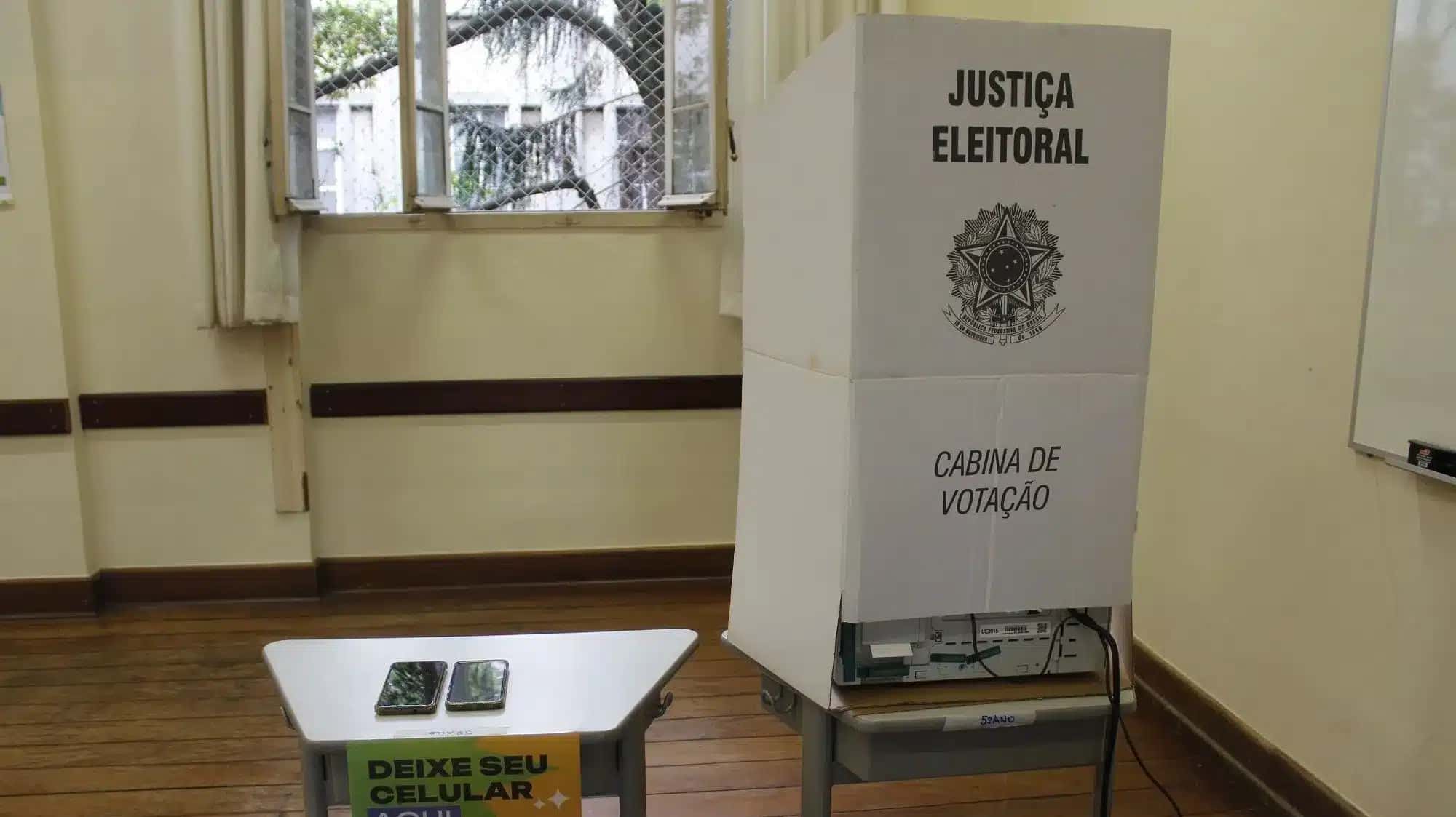 SP - Eleições 2024/SP/URNA ELETRÔNICA - POLÍTICA - Urna eletrônica e seção eleitoral na cidade de São Paulo, neste domingo, 6 de outubro de 2024, primeiro turno das eleições municipais que ocorre em todo o país. 06/10/2024 - Foto: WILLIAN MOREIRA/ATO PRESS/ESTADÃO CONTEÚDO