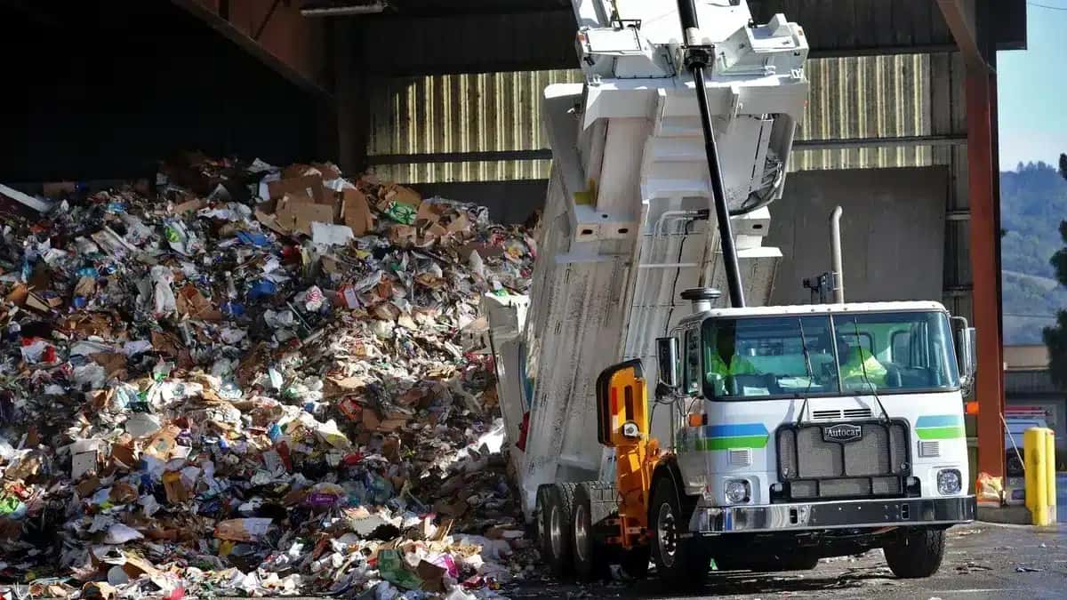 Caminhão de lixo precisou ser esvaziado manualmente para chegar a homem soterrado