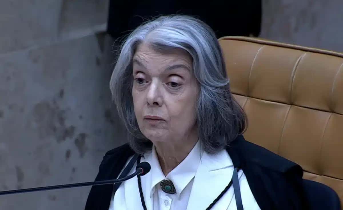 Ministra do Supremo Tribunal Federal, Cármen Lúcia em Sessão Extraordinária