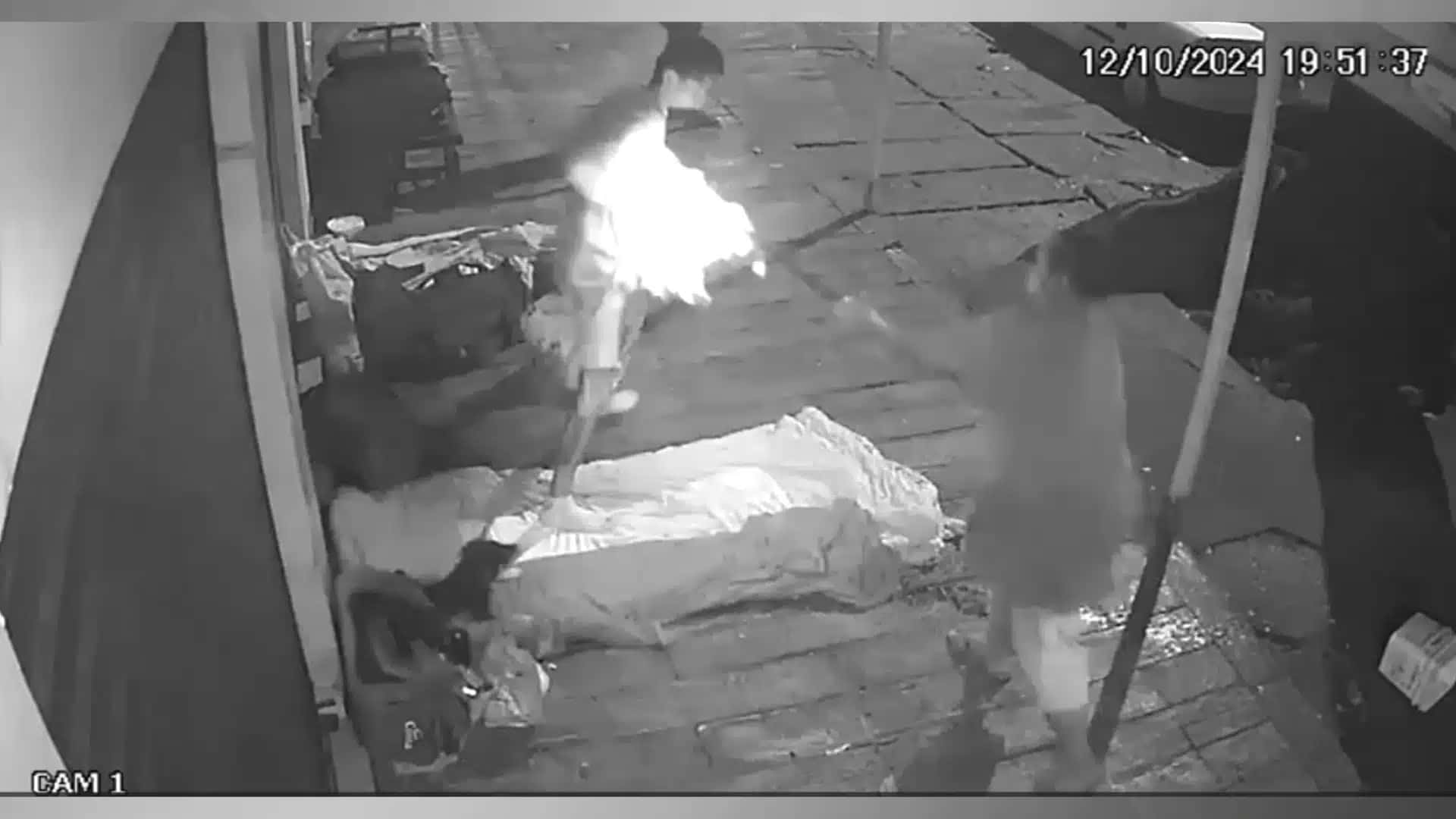 Imagem mostra momento em que homem tenta atear fogo em morador de rua