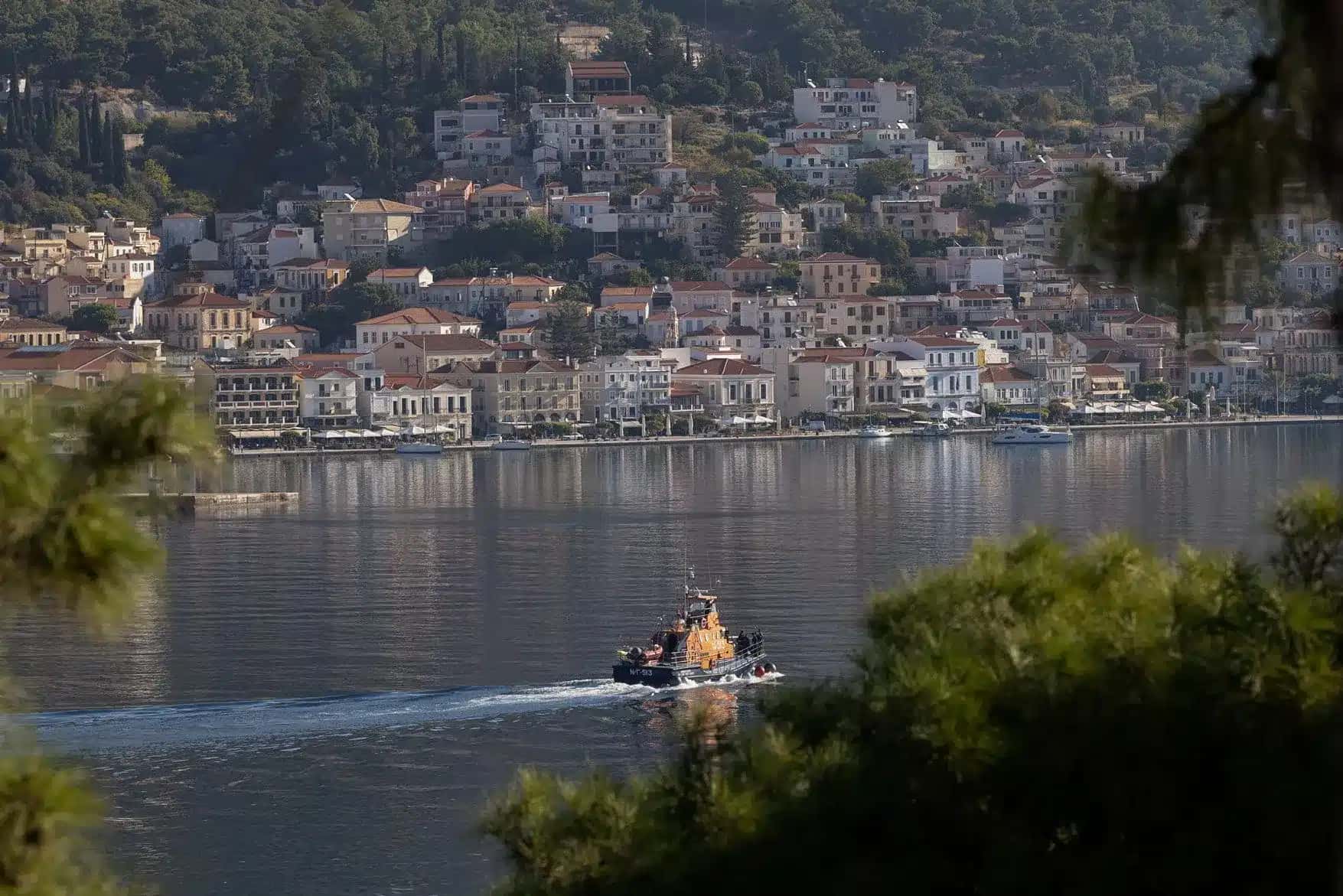 Uma embarcação da Guarda Costeira grega que participou de uma operação de busca e resgate após um naufrágio no qual seis migrantes se afogaram é vista no porto principal de Samos, na Grécia, em 19 de outubro de 2026. REUTERS/Sofianos Drapaniotis