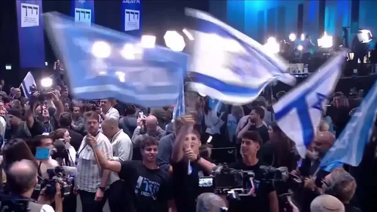 Apoiadores se reúnem para acompanhar as pesquisas de boca de urna referentes a Gadi Eisenkot, líder do partido israelense Yashar, e ao atual primeiro-ministro Benjamin Netanyahu | Foto: Reprodução/CNN Brasil