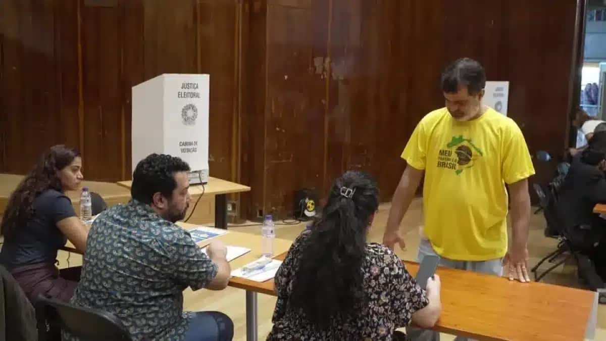 Eleitores brasileiros em Lisboa vão às urnas na esperança de mudanças.