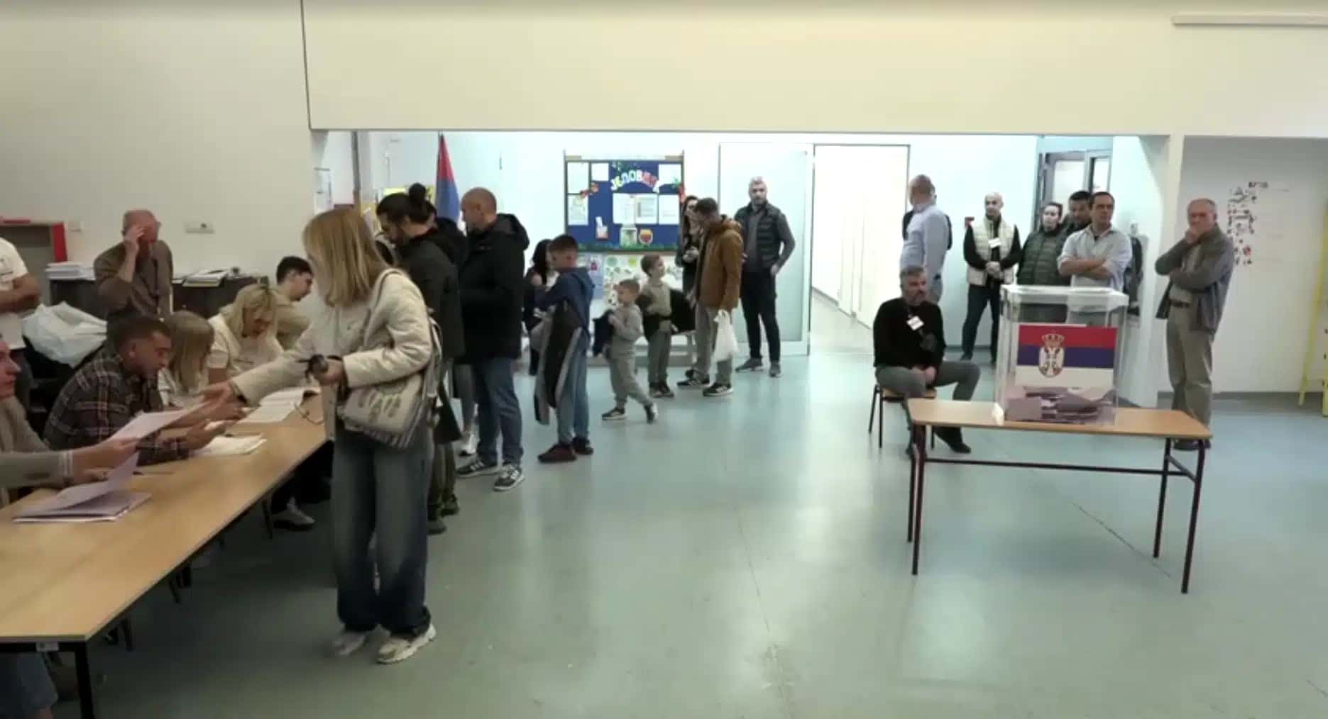Eleitores votam em eleição parlamentar na Sérvia