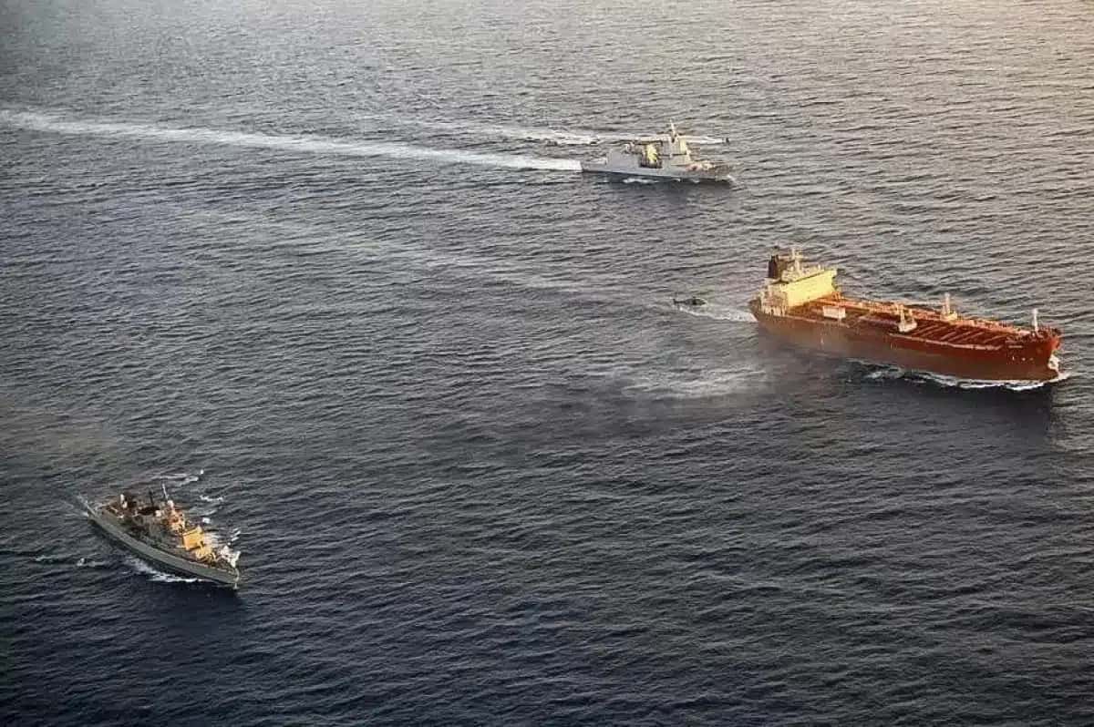Helicóptero militar italiano sobrevoa o petroleiro Toa Payoh, em primeiro plano, enquanto o navio da Marinha italiana Thaon di Revel navega nas proximidades durante uma inspeção da missão EUNAVFOR MED IRINI da União Europeia em águas internacionais a oeste da ilha italiana de Pantelleria, em 2 de agosto de 2026 Ministério da Defesa da Itália/Divulgação via REUTERS