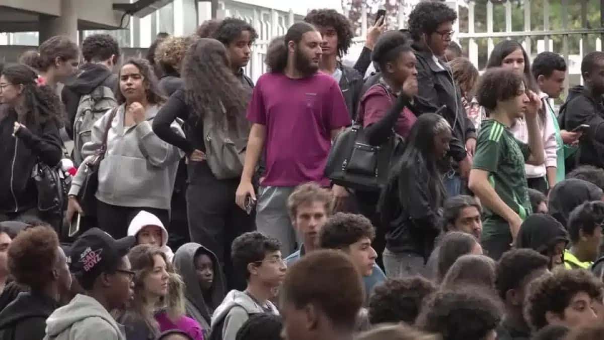 Estudantes bloqueiam acesso a escola secundária suburbana de Paris em protesto contra as condições e o financiamento.