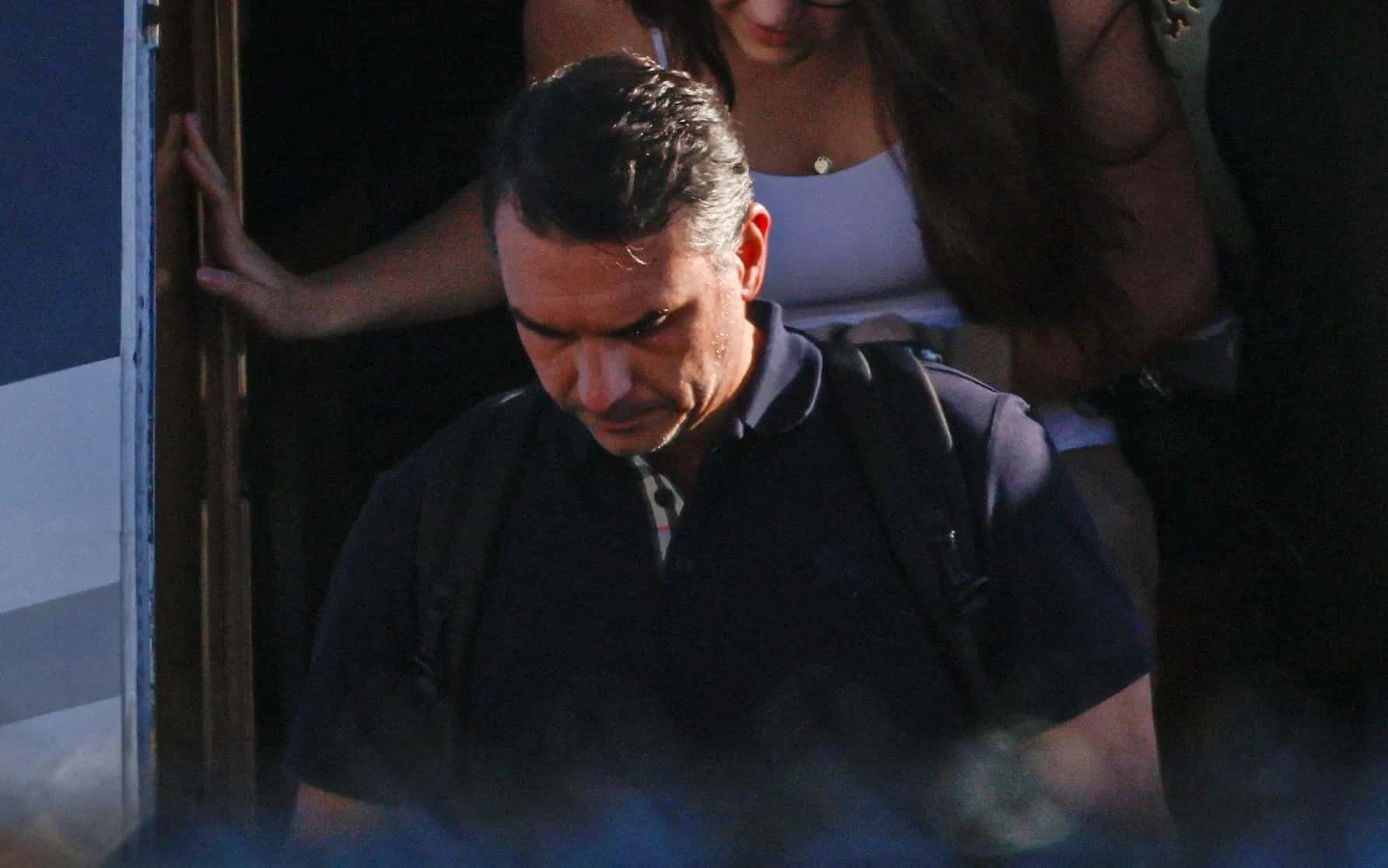 Senador Flávio Bolsonaro desembarca de um avião após chegar ao Aeroporto Executivo de Opa-locka, em Miami, na Flórida | Foto: Reprodução/CNN Brasil