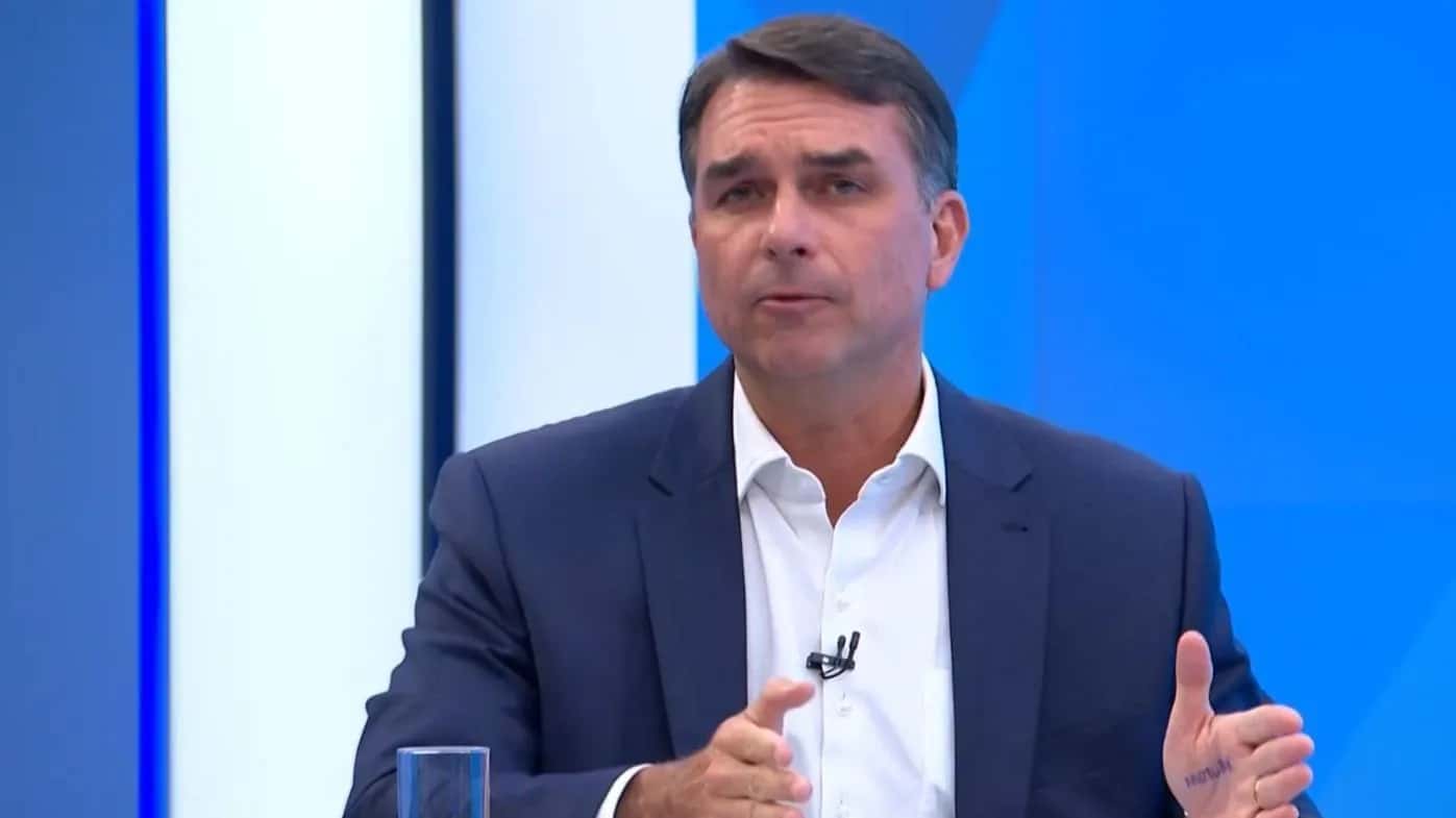 Flávio Bolsonaro (PL) durante entrevista à TV Globo nesta sexta-feira (16)