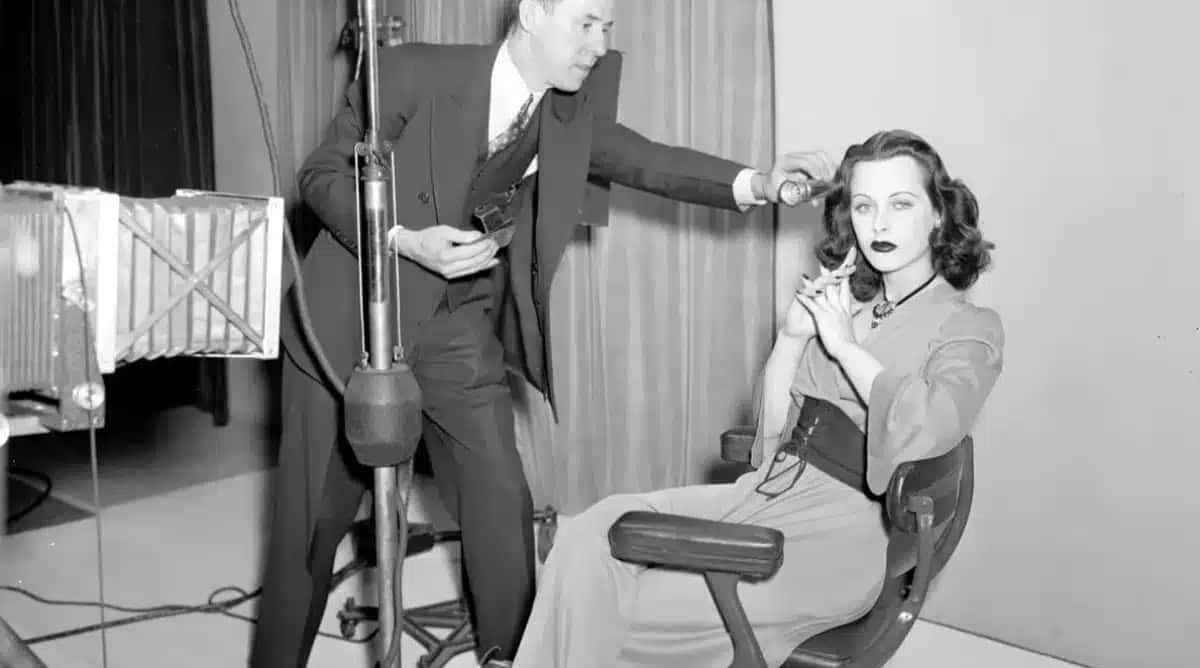 Atriz Hedy Lamarr patenteou, nos anos 1940, um sistema de comunicação secreta para a guerra que se tornou a base das conexões modernas.