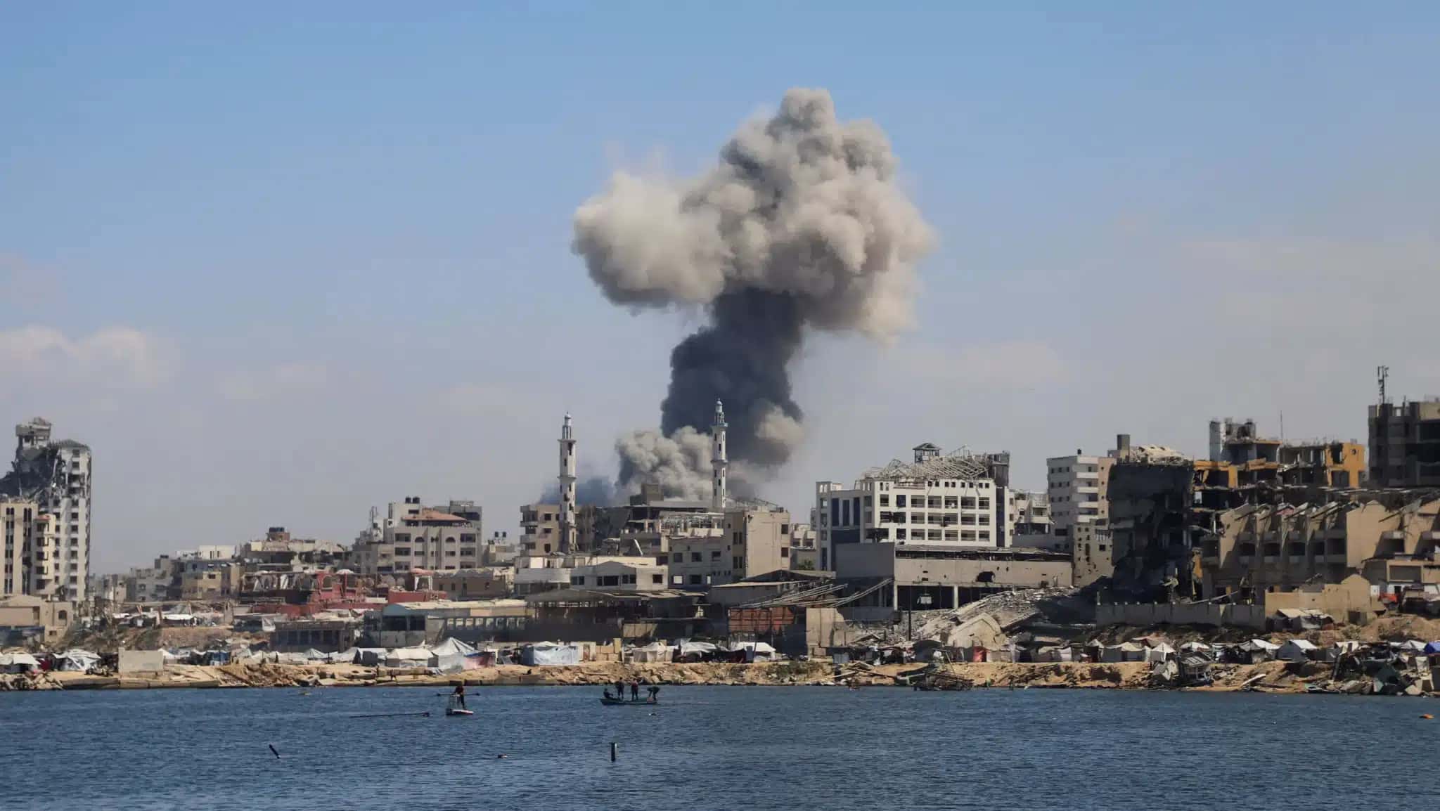 Fumaça após ataque israelense na Cidade de Gaza.