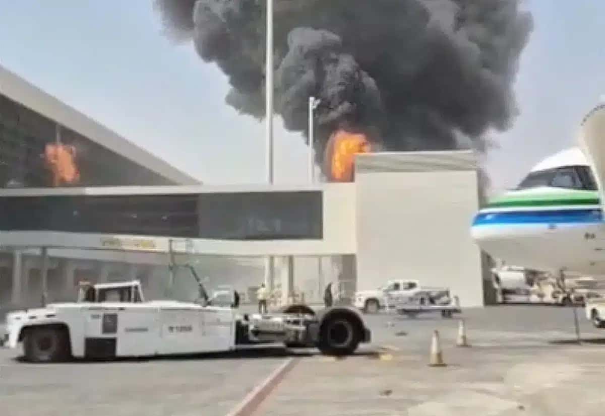 Fumaça e chamas se elevam do Aeroporto Rei Khalid, depois que os Houthis do Iêmen afirmaram terem atacado o aeroporto, em Riad. Redes sociais/via REUTERS