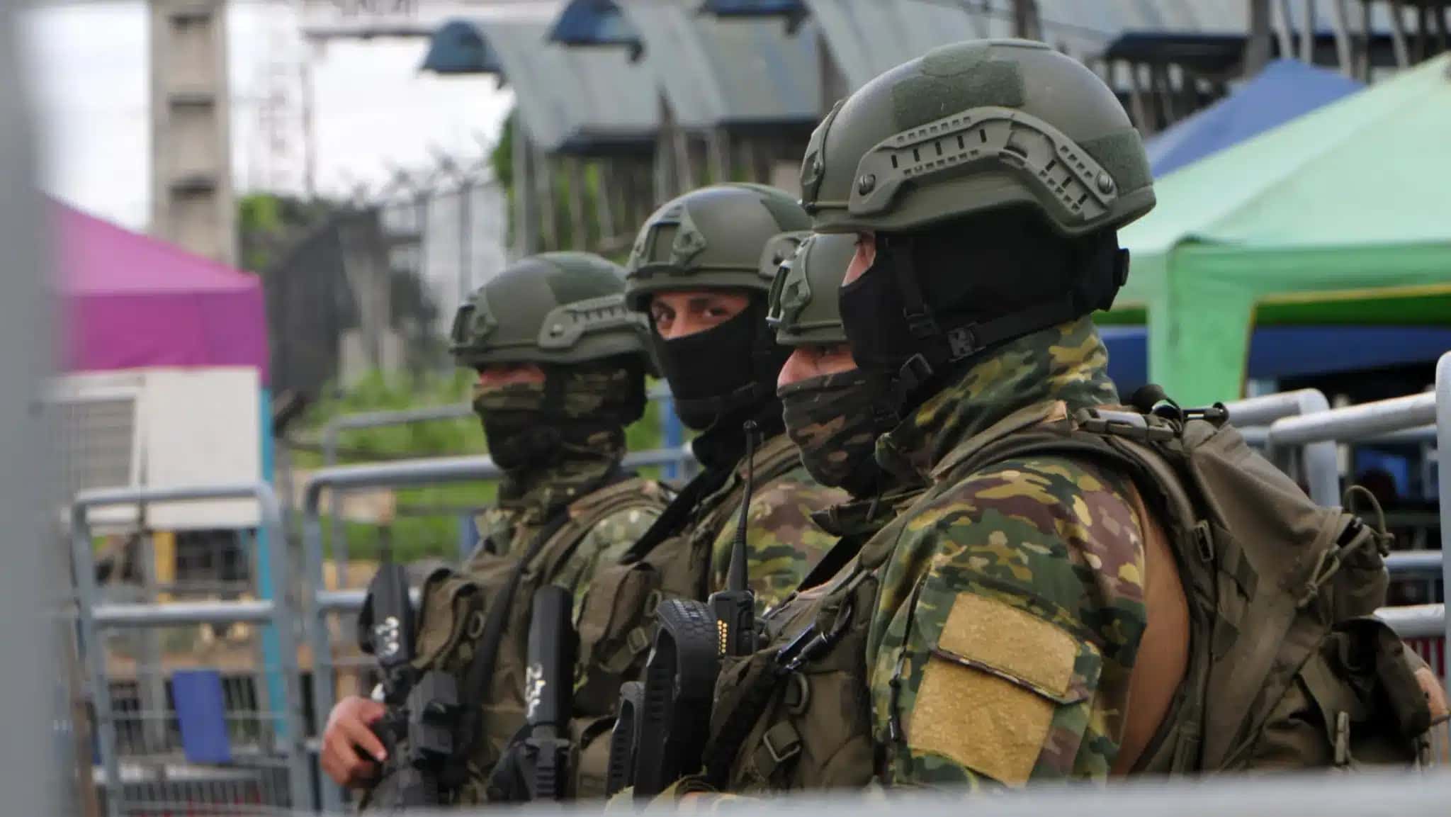 Militares do Corpo de Fuzileiros Navais do Equador guardam a entrada da Penitenciária do Litoral enquanto o estado de emergência continua em Daule, Guayaquil, Equador, em 13 de janeiro de 2024.