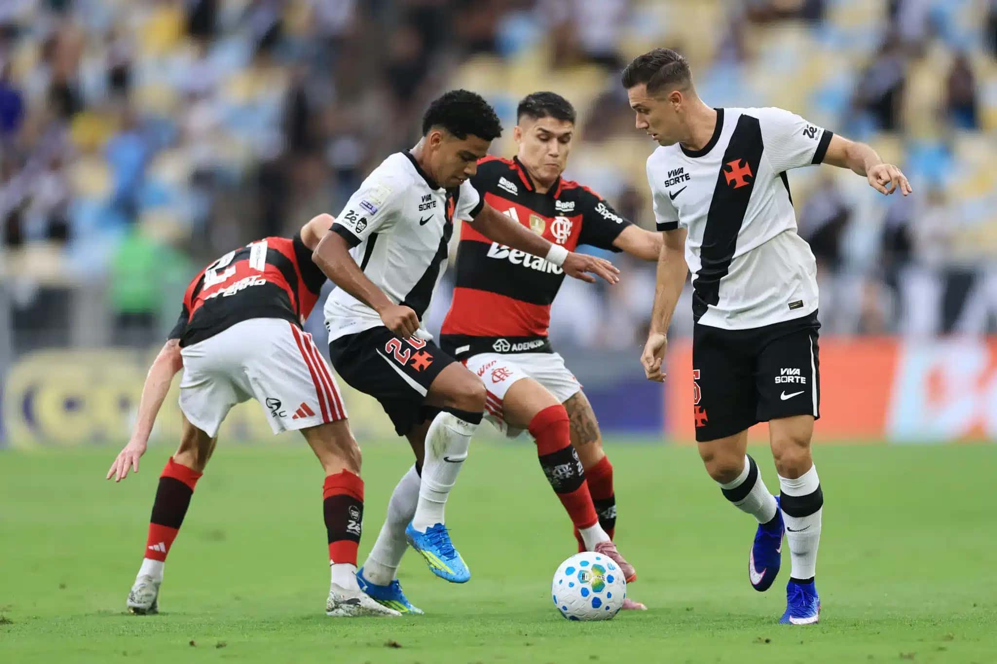 Lance de Flamengo x Vasco pelo Campeonato Brasileiro.