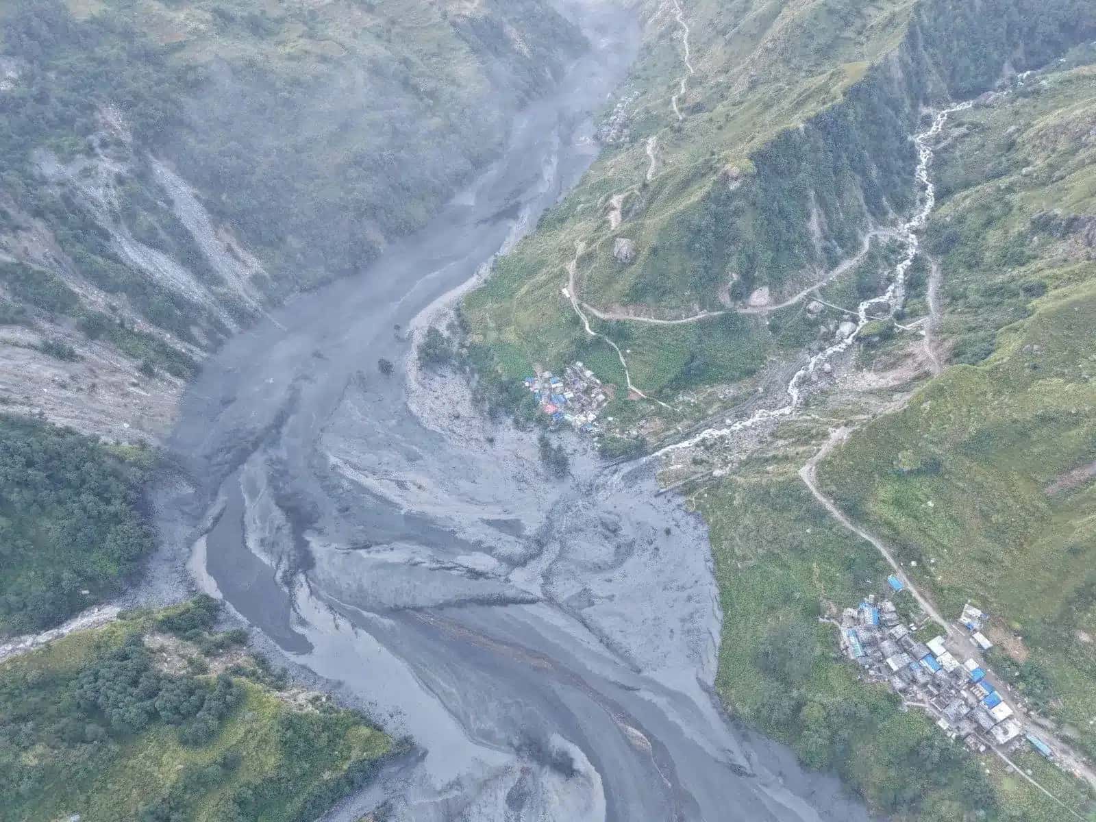Imagens de drone mostram áreas afetadas por enchentes do rio Budhi Gandaki, 11 de outubro de 2026. Divulgação via REUTERS
