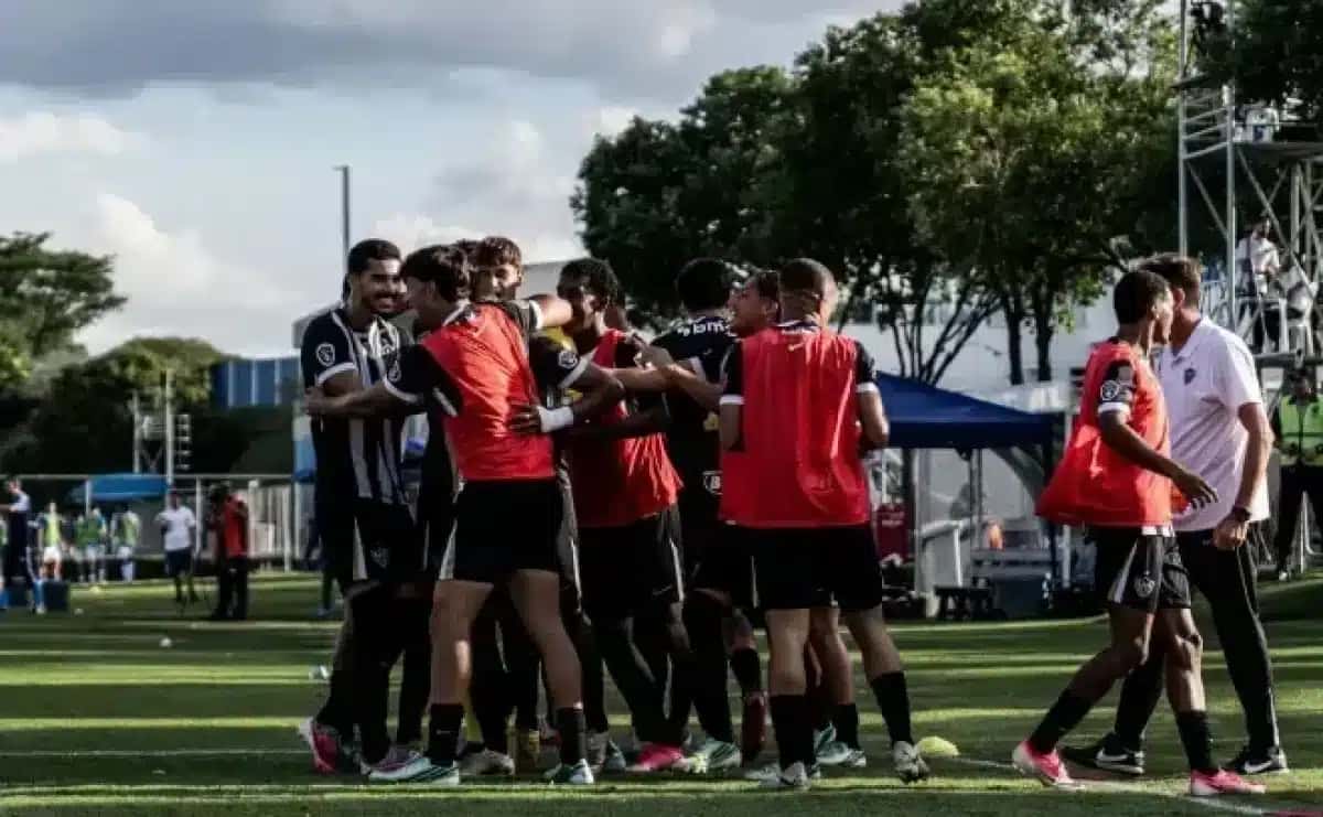 Jogadores do Atlético comemoram gol na Toca da Raposa II, na final do Mineiro