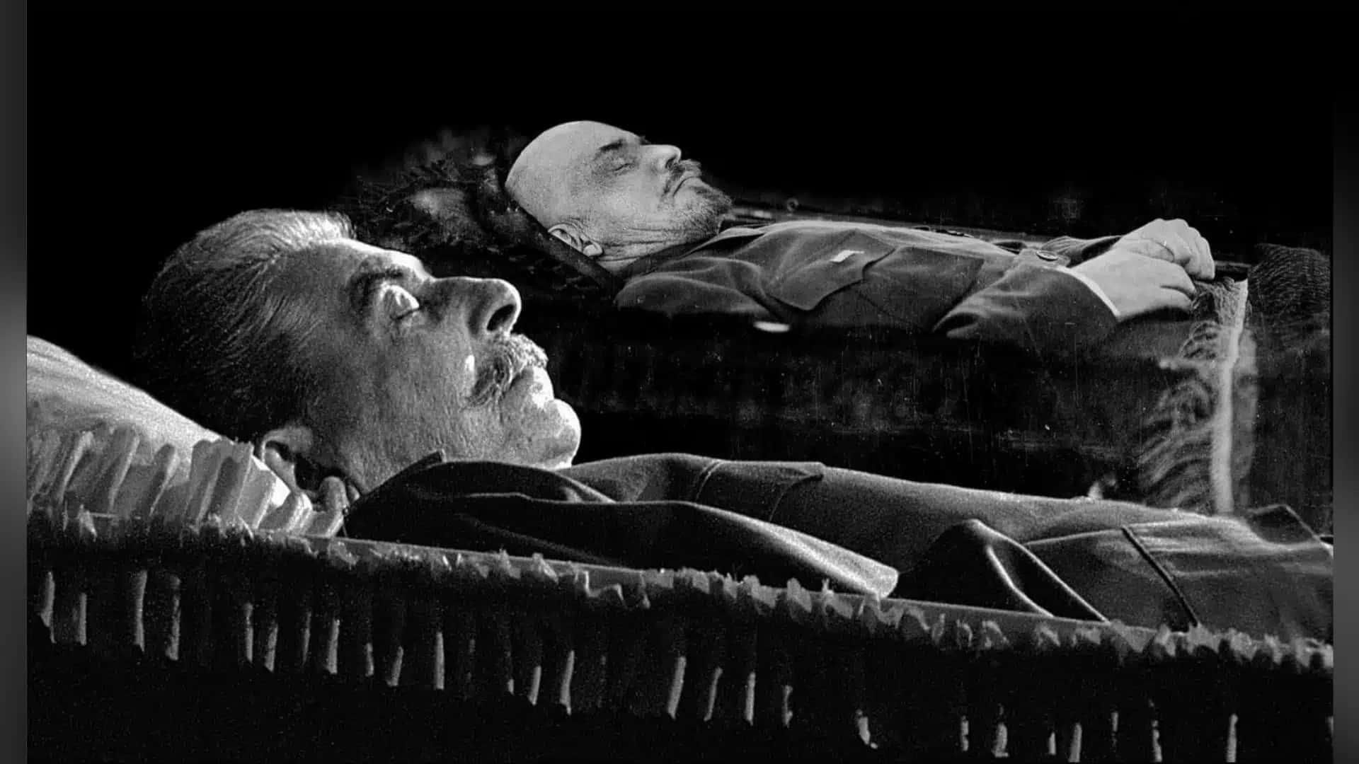 Até 1961, Stalin e Lenin jaziam lado a lado no mausoléu da Praça Vermelha | Foto: Reprodução/CNN Brasil
