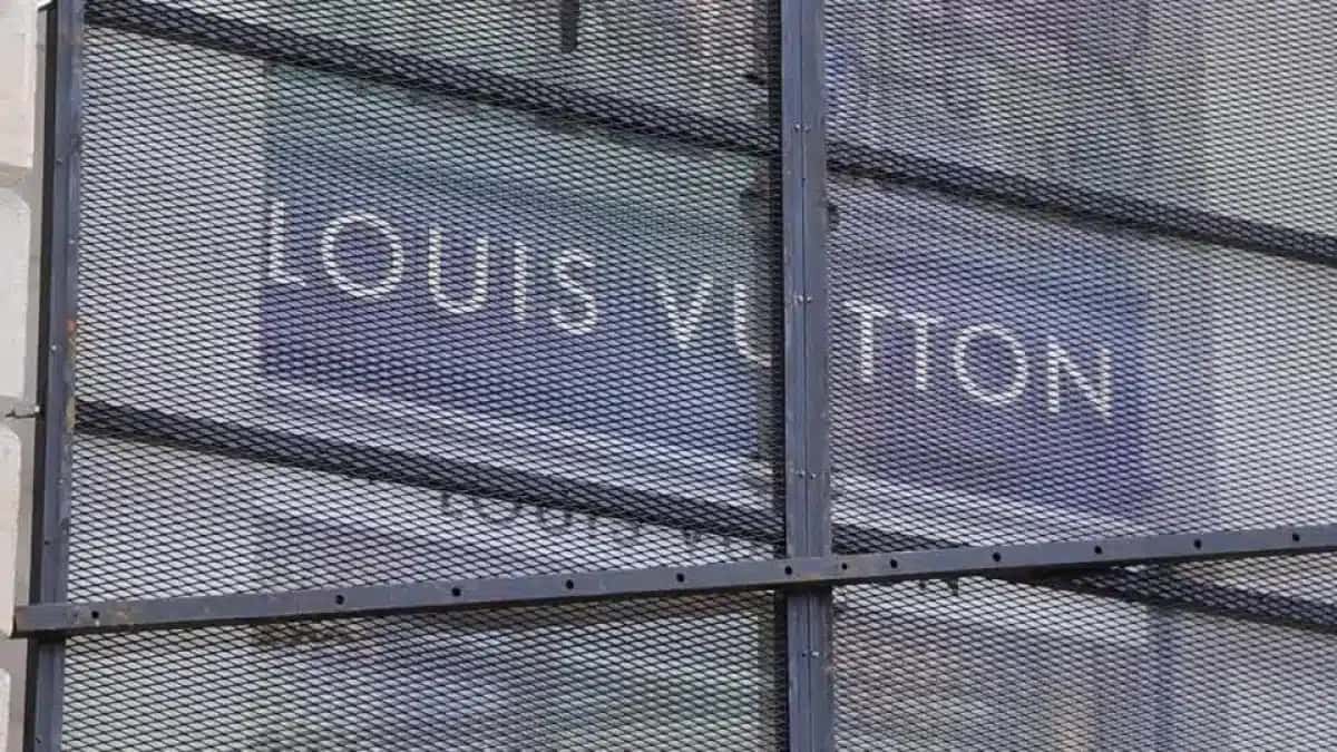 Lojas de luxo em Paris tomam medidas para evitar danos durante protestos