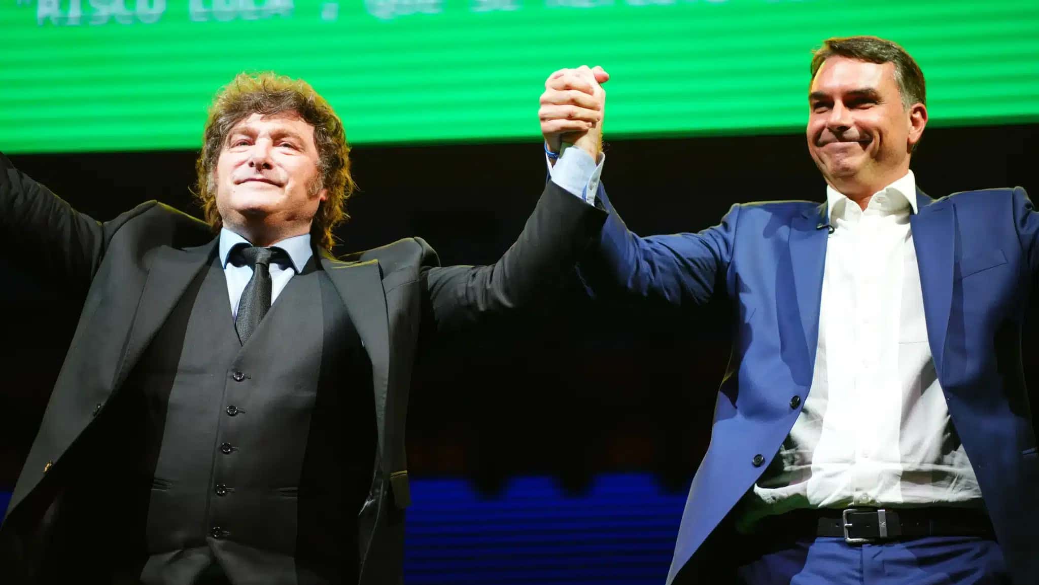 O senador e ex-candidato à Presidência, Flávio Bolsonaro (PL-RJ), e o presidente da Argentina, Javier Milei | Foto: Reprodução/CNN Brasil