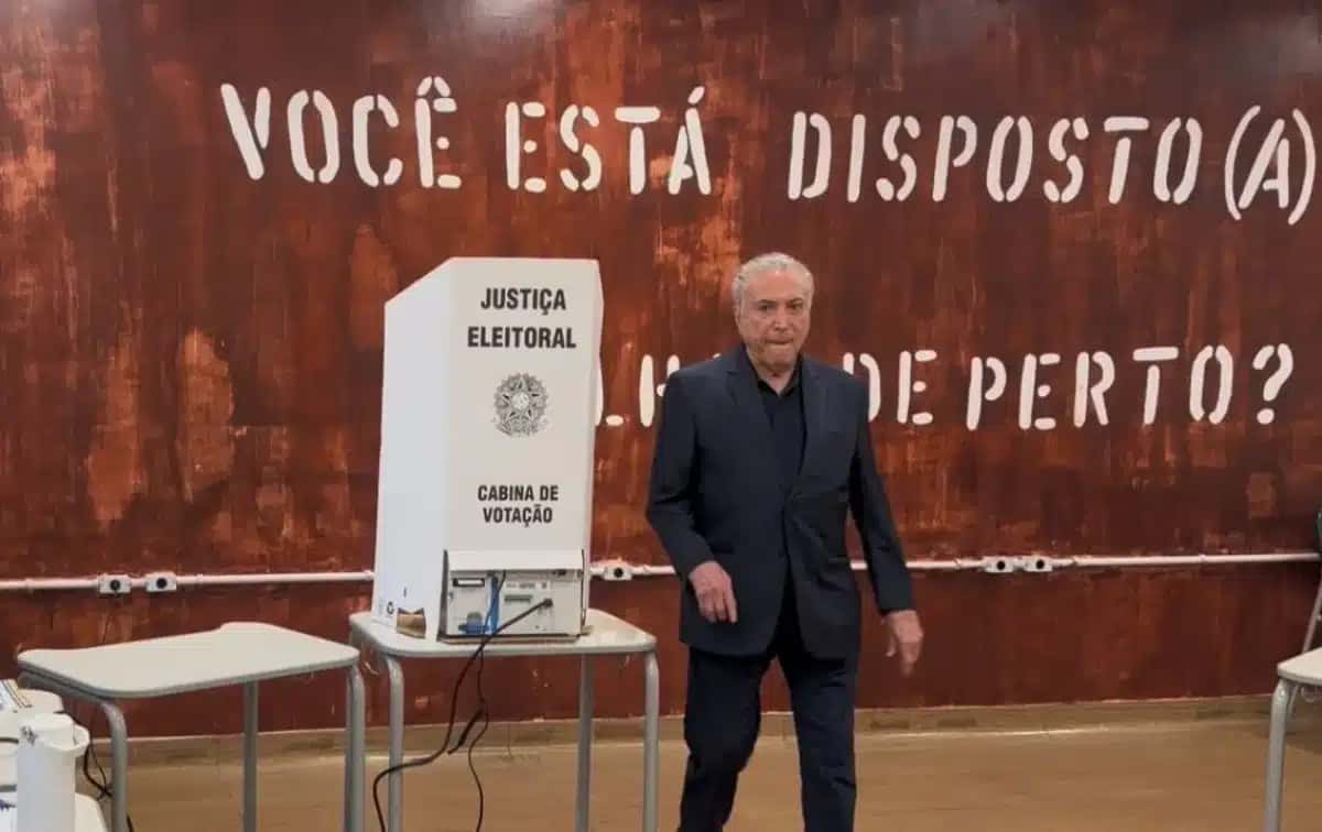 Michel Temer registrando voto neste domingo (25).