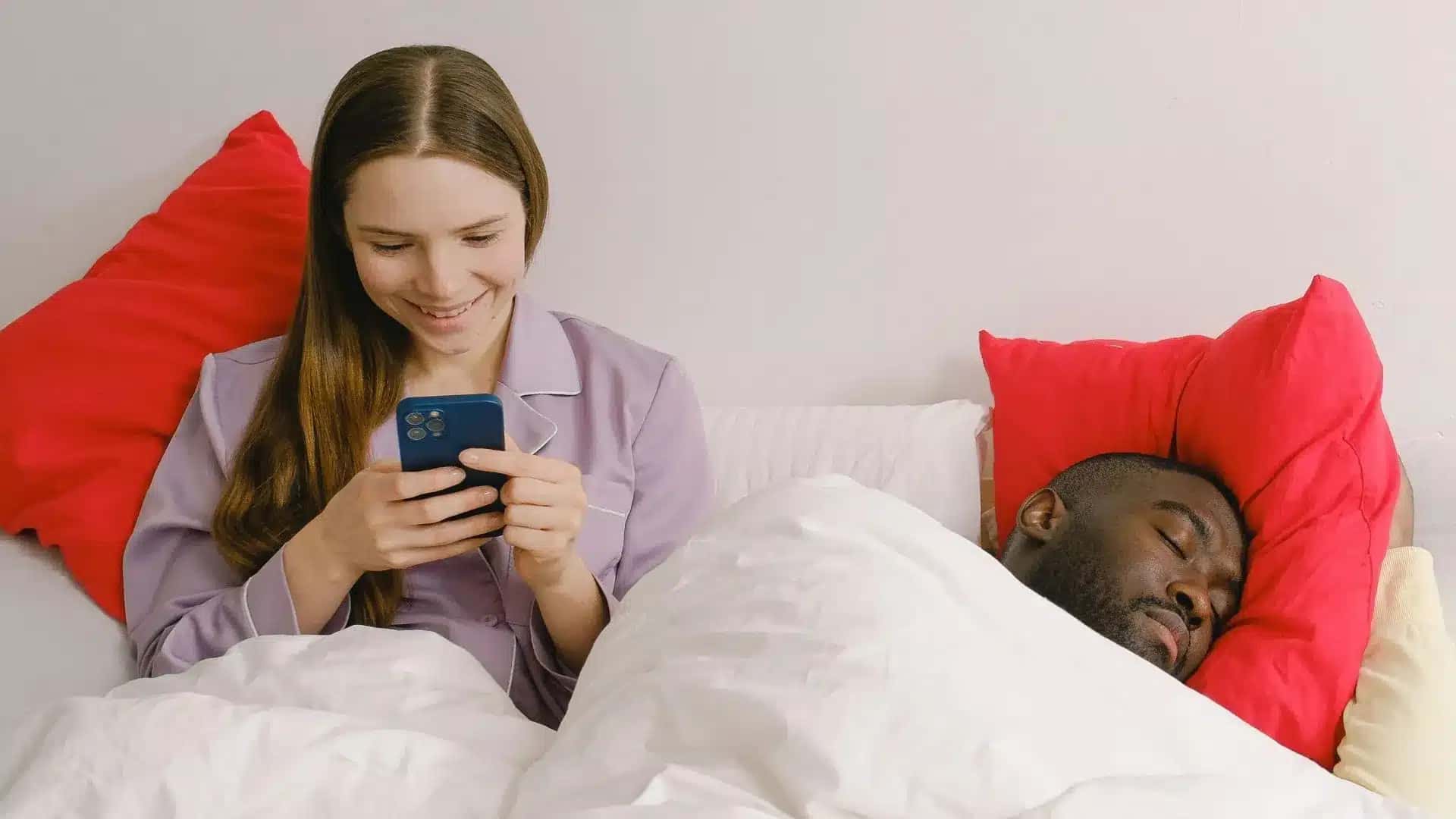 Por que uma pessoa em um relacionamento sério (e monogâmico) continuaria a interagir com seus “contatinhos” anteriores? Pode ser apenas amizade… ou se tratar do “cushioning”: uma tendência dos namoros modernos que envolve manter por perto as suas “segundas opções”.